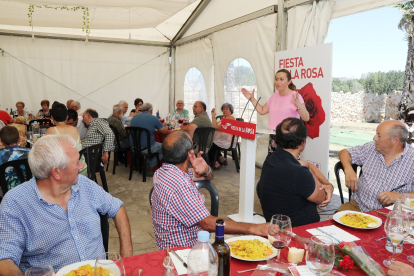 La vicesecretaria general del PSOECyL, Virginia Barcones se dirige a las asistentes a la celebraci?n de la Fiesta de la Rosa del PSOE de Due?as