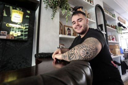 El DJ Eric García, muestra el tatuaje del rosetón de la Catedral de León que le realizaron en All Street Barber & Tattoo Studio de la capital leonesa.- ICAL