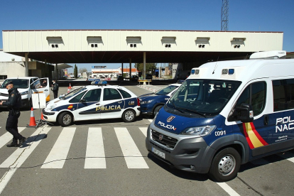Paso fronterizo en Fuentes de Oñoro (Salamanca), durante la vigencia de la prohibición de paso entre España y Portugal.- ICAL