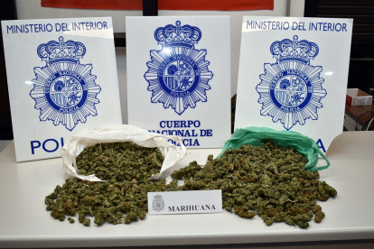 La Policía Nacional detiene a dos hombres como presuntos autores de un delito contra la salud pública al serles incautados 1.140 gramos de marihuana. / ICAL.