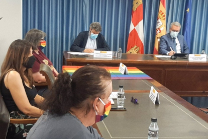 Izquierdo reunido con responsables de distintas asociaciones del colectivo LGTBI. - EUROPA PRESS