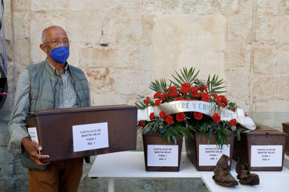 La Asociación Salamanca Memoria y Justicia entrega los restos exhumados de siete represaliados de la Guerra Civil. - ICAL