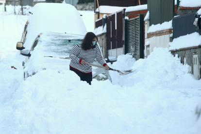 Una mujer aparta nieve con una pala ICAL