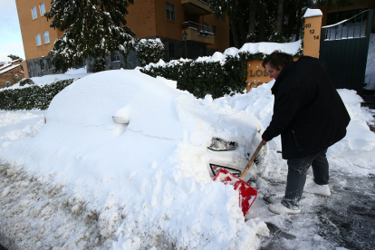 Un hombre retirando nieve ICAL