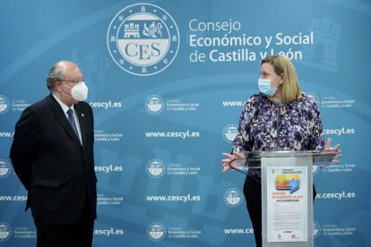 La consejera de Familia e Igualdad de Oportunidades, Isabel Blanco, y el presidente del CES, Enrique Cabero. - ICAL