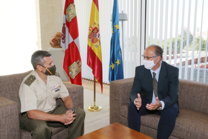 El presidente de las Cortes de Castilla y León, Luis Fuentes, recibe al general César García del Castillo, con motivo de su reciente nombramiento. - ICAL