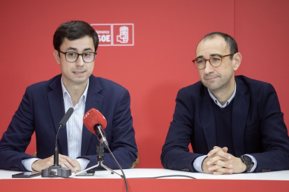 El secretario general del PSOE de Salamanca, David Serrada, acompañado por el candidatos en primarias al Ayuntamiento de Salamanca, José Luis Mateos. - ICAL