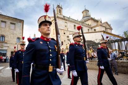 Pasacalles de la Sección de Movimientos Floreados y la Unidad de Música de la Guardia Real en Ciudad Rodrigo (Salamanca). -ICAL