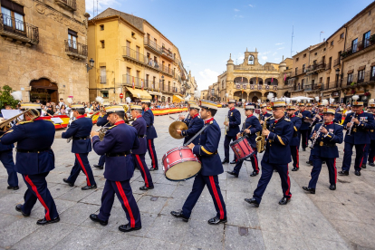 Pasacalles de la Sección de Movimientos Floreados y la Unidad de Música de la Guardia Real en Ciudad Rodrigo (Salamanca). -ICAL