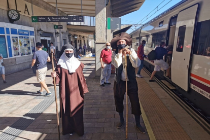 Santa Teresa y su carretero esperan a los viajeros en la estación. - AYUNTAMIENTO