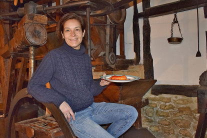María Morales presenta un plato en el museo que recrea el viejo molino. | ARGI