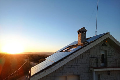 Instalación de la paneles solares en vivienda realizada por Isla Solar (FOTO ISLA SOLAR)