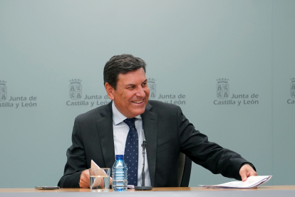 El consejero de Economía y Hacienda y portavoz, Carlos Fernández Carriedo, comparece en la rueda de prensa posterior al Consejo de Gobierno. ICAL