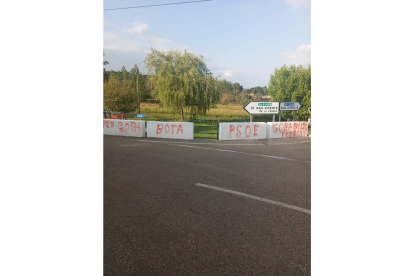 Pintadas en tres pueblos de 'Gora Bildu PSOE'y contra el PP en Zamora. E.M.