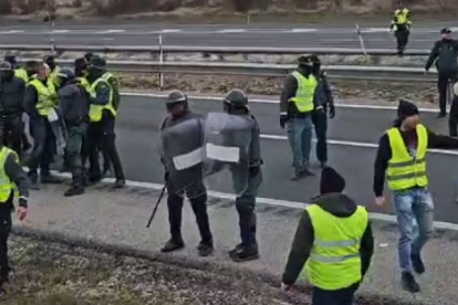 Tensión entre la Guardia Civil y manifestantes en la AP-1. El Correo de Burgos