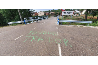 Pintadas en tres pueblos de 'Gora Bildu PSOE'y contra el PP en Zamora. E.M.