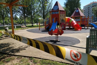 Parque infantil cerrado en la capital leonesa. - ICAL