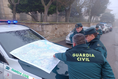 Los operativos de búsqueda mientra trabajaban para encontrar a un hombre de 79 años desaparecido ayer en Villalcampo (Zamora). -ICAL.