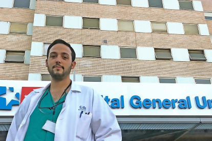 El joven médico zamorano Raúl Antúnez-Conde en el Hospital General Universitario Gregorio Marañón de Madrid. EL MUNDO