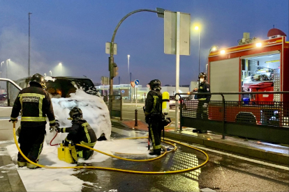 Los bomberos de León intervienen en el incendio de una furgoneta en la capital