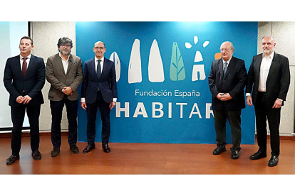 Presentación de la Fundación España Habitar y de su primer barómetro. De izquierda a derecha Alberto Navarro, Álvaro Elúa, Daniel Carreño, Enrique Cabero y Javier Sánchez Oliva. ICAL