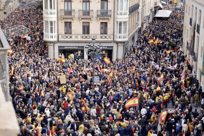 Miles de personas se concentran en la plaza del Liceo de Salamanca contra la amnistía. El presidente de la junta, Alfonso Fernández Mañueco en su discurso contra la amnistía del Gobierno.- ICAL
