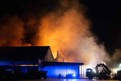 Incendio en las instalaciones de Cobadu que se declaró el pasado mes de septiembre. / ICAL.