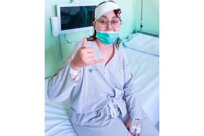 Foto de la joven  tras la operación realizada en Valladolid para extirparle el tumor. ECB