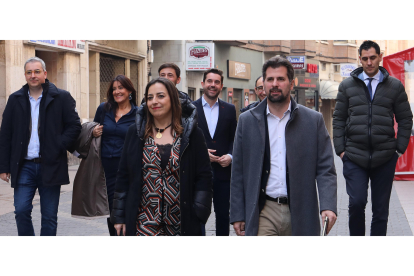 Miriam Andrés y Luis Tudanca, encabezan la comitiva socialista por las calles de Palencia.-ICAL