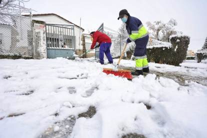 Operarios del Ayuntamiento de Guijuelo retiran nieve de las aceras.- ICAL