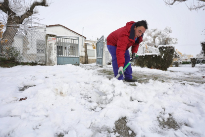 Un operario del Ayuntamiento de Guijuelo retira nieve de las aceras.- ICAL