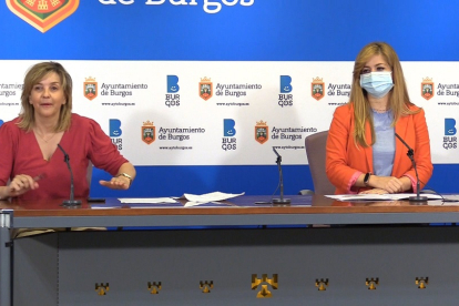 La concejal de Servicios Sociales del Ayuntamiento de Burgos, Sonia Rodríguez, (i) y Claudia Melgosa, representante de Aspanias (d). - EUROPA PRESS