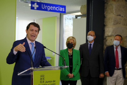 El presidente de la Junta, Alfonso Fernández Mañueco, inaugura el nuevo centro de salud de Calzada de Valdunciel (Salamanca). - ICAL