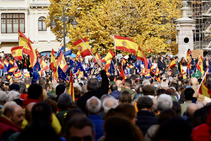 Miles de personas se concentran en León por la igualdad de los españoles y contra la amnistía. ICAL