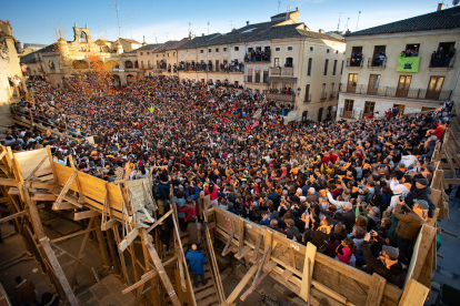 Miles de personas celebran el comienzo del Carnaval del Toro con el tradicional 'El Campanazo' en Ciudad Rodrigo (Salamanca). ICAL