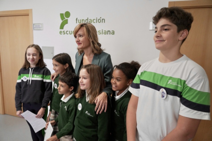 Pilar Alegría con alumnos del Colegio Santa Teresa de Jesús en Valladolid. ICAL