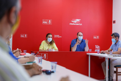 La vicesecretaria general del PSOECyL, Virginia Barcones, y el secretario general del PSOE de Segovia, José Luis Aceves, se reúnen con alcaldes y concejales socialistas de la provincia. - ICAL