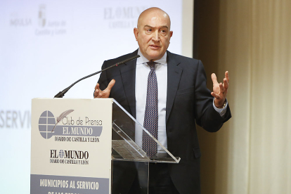 El consejero de la Presidencia, Jesús Julio Carnero, durante su intervención en el Club de Prensa de EL MUNDO. J. M. LOSTAU