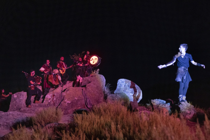 XVI edición del festival ‘Luna Celta’ que se celebra en la localidad abulense de Solosancho. En la foto, un momento de las actuaciones realizadas junto al altar de sacrificios del castro vettón de Ulaca.- ICAL