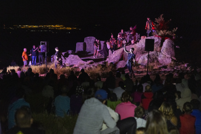 XVI edición del festival ‘Luna Celta’ que se celebra en la localidad abulense de Solosancho. En la foto, un momento de las actuaciones realizadas junto al altar de sacrificios del castro vettón de Ulaca.- ICAL