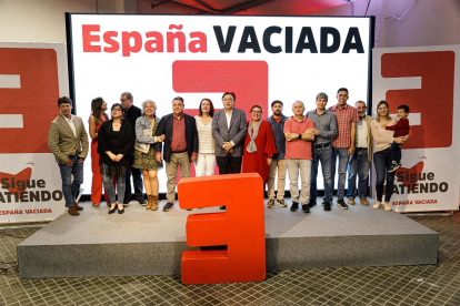 Foto de familia de un acto de España Vaciada antes de las elecciones municipales del 28M.- E. PRESS