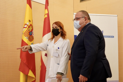 El consejero de Sanidad, Alejandro Vázquez, asiste a la presentación de la gerente del Hospital Universitario Río Hortega de Valladolid, Belén Cantón. / ICAL