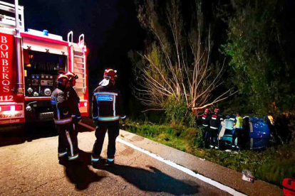 Accidente de un vehículo en la carretera CL-623 en Carrocera (León) en le que dos personas resultaron heridas. - ICAL