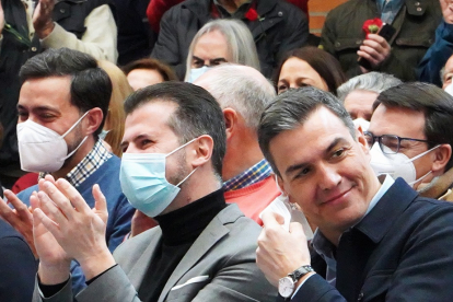 Pedro Sánchez junto a Luis Tudanca en el acto electoral de León.- ICAL
