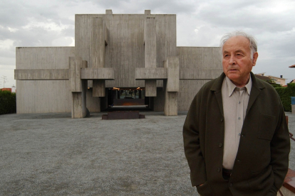 Angel Mateos premio de las artes de Castilla y León 2009, en una foto de archivo en el museo del hiormigón en Doñinos.- ICAL