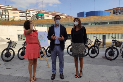 El alcalde de Salamanca, Carlos García Carbayo (centro), junto a las concejales Myriam Rodríguez (i) y Almudena Parrés (d), este martes. - EUROPA PRESS
