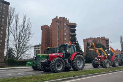 Tractores en la avenida de Salamanca en Valladolid. -E.M.