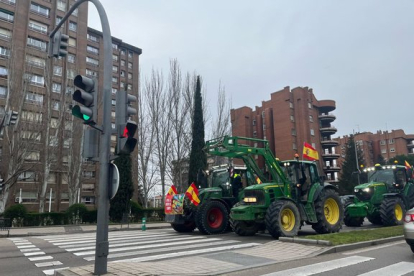 Tractores en la avenida de Salamanca en Valladolid. -E.M.