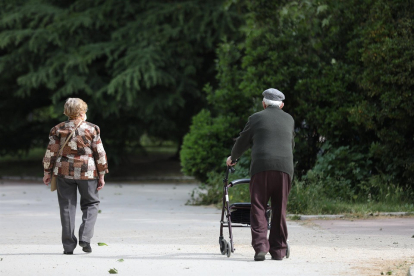 Una mujer y un hombre de edad avanzada pasen por la calle. - Marta Fernández Jara - Europa Press - Archivo