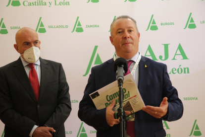 El presidente de Asaja Castilla y León, Donaciano Dujo, y el consejero de Agricultura, Ganadería y Desarrollo Rural, Jesús Julio Carnero. - ICAL